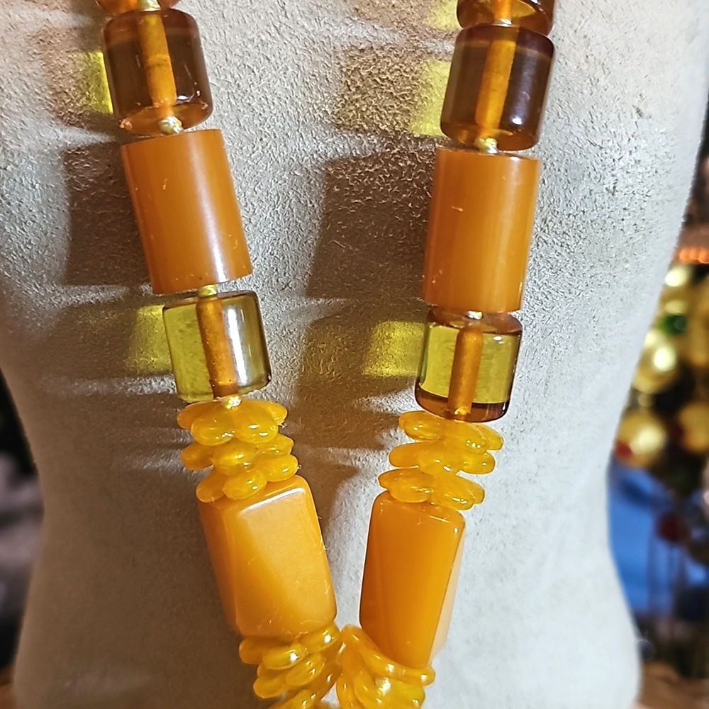 Stunning Amber Bakelite Necklace - Picture 3 of 11
